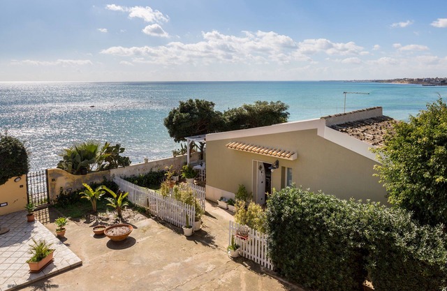 Blue House on the sea, parking & wi.fi