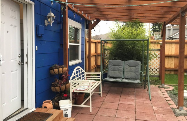 Blue Moon Cottage: Rent 31 days or longer. Centrally located near ferry & ONP