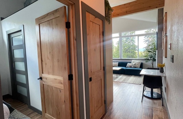 “Blue Owl” - Tree House Views! Couples Getaway!