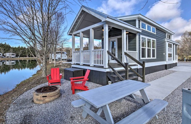 Blue Ridge Mountain Escape: Waterfront Tiny House!