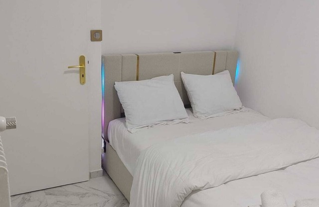 Blue Room: elegant, comfortable apartment in a blue and gold theme