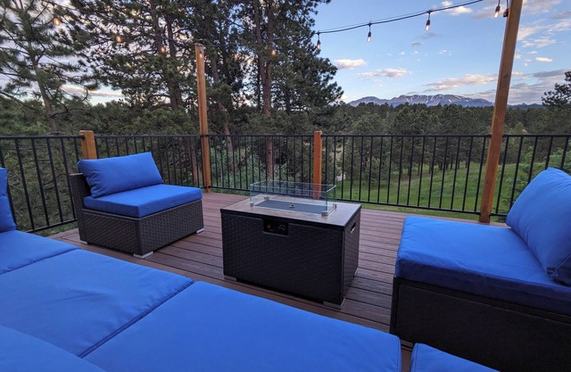 Bluebird View ~ 10 Acres, Hot Tub, 5 bedrooms, Spacious, Private