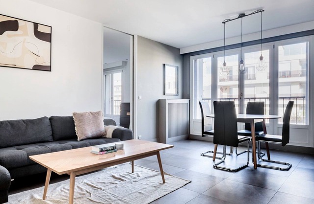 Blueground | Anatole-France, furnished + kitchen