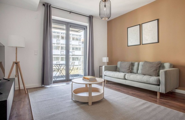 Blueground | Avenidas Novas, furniture & decor