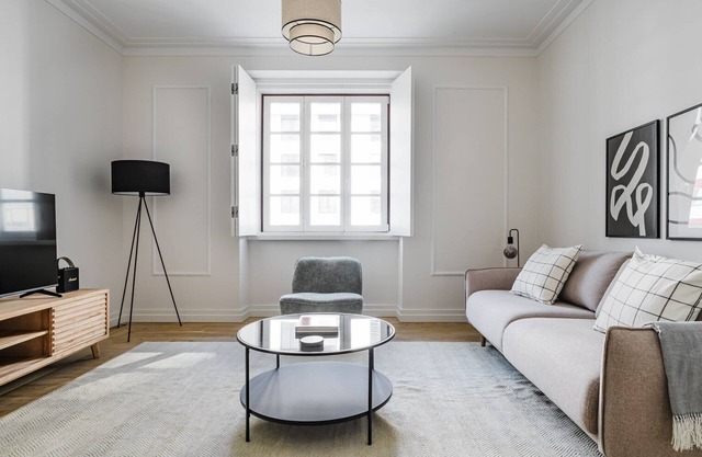 Blueground | Avenidas Novas, kitchen, washer, a/c