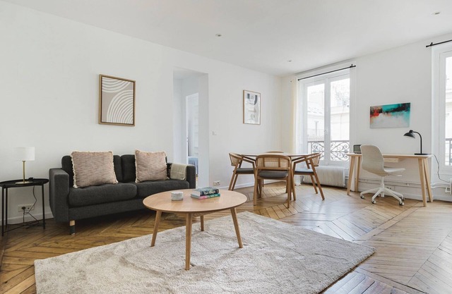 Blueground | Le Marais-St-Paul, nr museum & shops