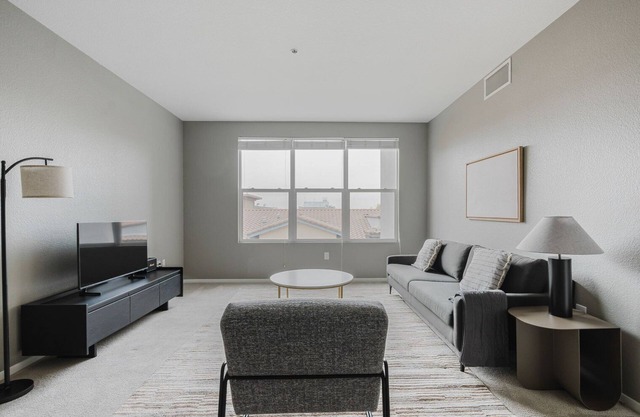 Blueground | Santana Row, pool & w/d, nr mall