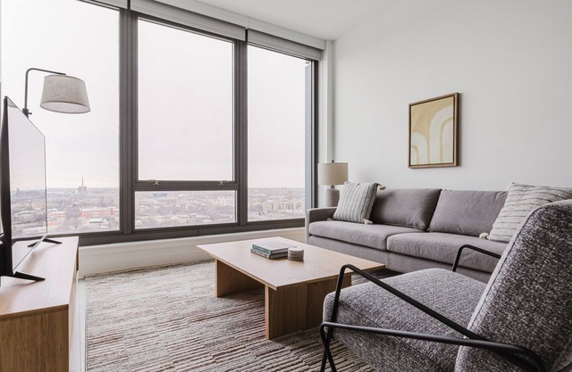 Blueground | West Loop, pool & w/d, nr Willis