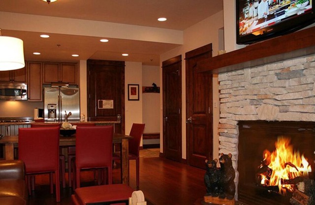 BlueSky Ski-In/ski-Out condo, gameroom access, hot tub, walk to historic dwtn