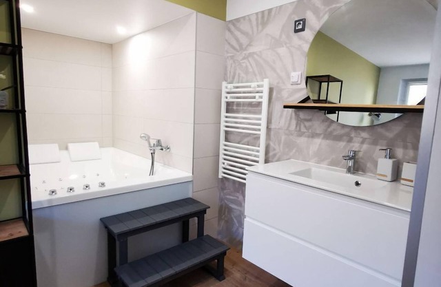 BnB Epernay Jacuzzi Terrasse 86 Ultimate Comfort and Relaxation in Epernay