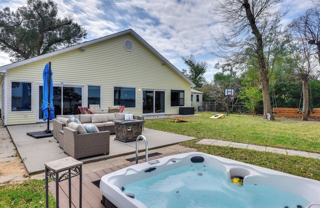 Boat Dock & Game Room: Waterfront Panama City Gem