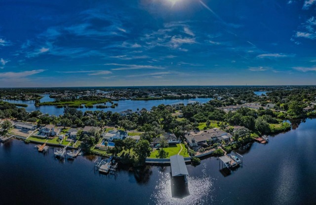 Boat house on the gulf - 4 bedrooms/3 bathrooms