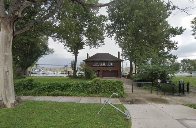 Boater-Fisherman’s Paradise w/150 FT of Seawall - minutes from Downtown Detroit