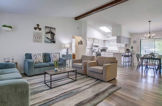 Boats Welcome!! Family friendly house with kayaks+game room close to Springs