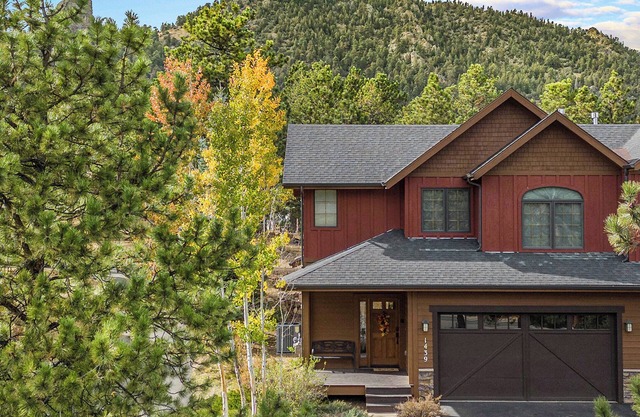 Bobcat Bunkhouse in Estes Park-3 Bed Family Retreat with Wi-Fi A/C Games Hot Tub