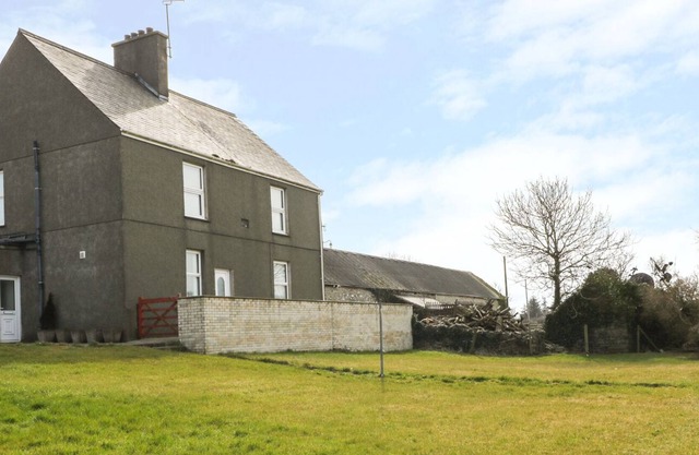 BODNOLWYN HIR, pet friendly, with open fire in Llanddeusant