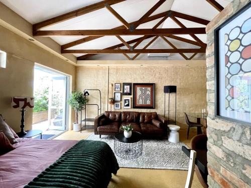 Bohemian Private Flat, Aircon, Secure Parking
