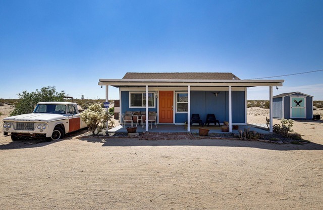 Boho Bungalow w/Hot Tub: 16 Mi to Joshua Tree NP