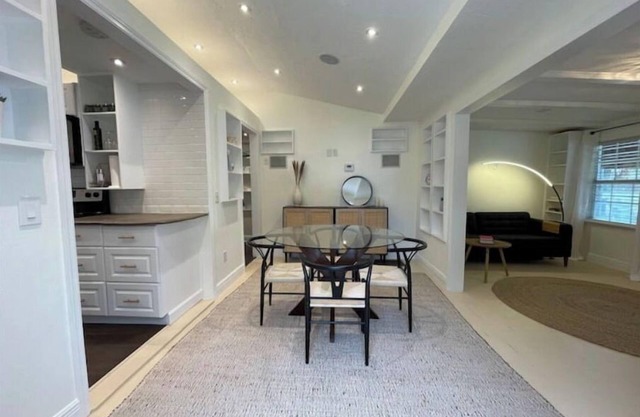 Boho Cottage - walk to the water!