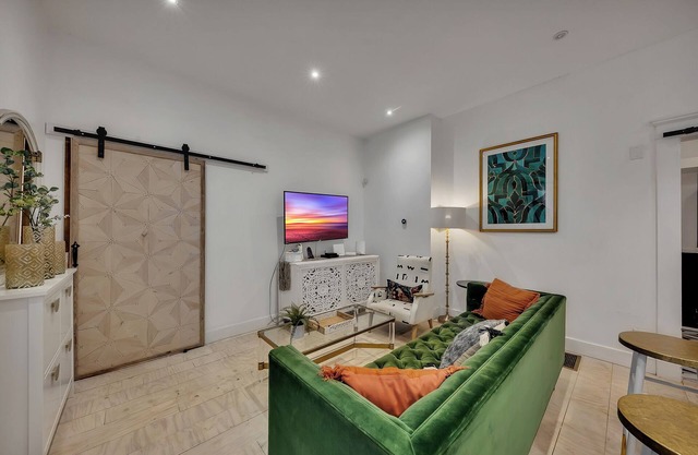 Boho-style 2BR/2BA Midtown triplex with private front patio. King + queen bedrooms, updated kitchen, smart TVs, self check-in, and laundry. Walk to Piedmont Park, Trader Joe’s, and restaurants. Free street parking. No pets.