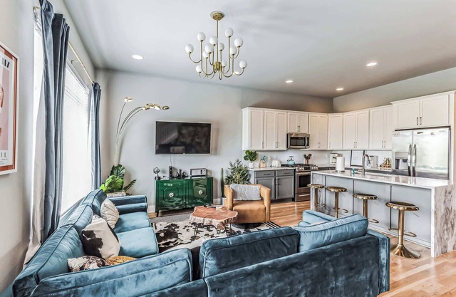 Boho Townhome for 12 Close to DT