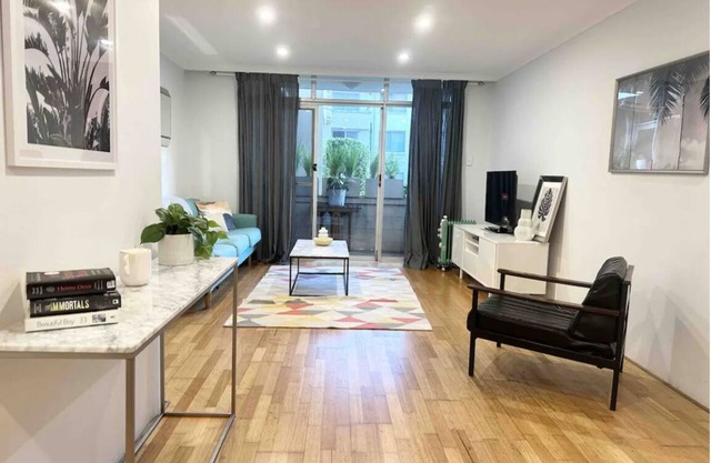 Bondi Beach Pad 5min to the sand! w/option for 2 car spaces if required.