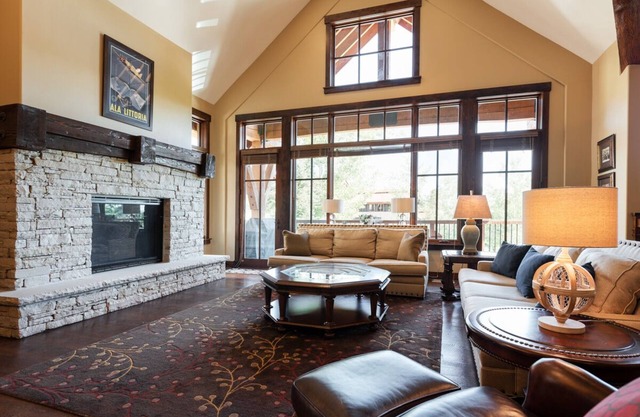 Book a Winter Getaway Today! Silver Star #14 - Ski Cottage! Private Hot Tub! 5 Minutes to Main St!