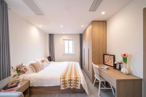 Book and Bed - Quyang Apartment