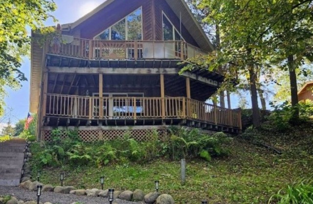 Book for fall! Spacious Lakefront Getaway 3BR+Loft. 4 Kayaks,Canoe,Dock,Fire Pit