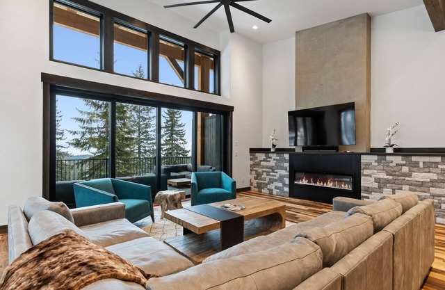 Book for Summer! Luxury Ski in Ski out Townhome off chair 6 on Big Mountain! Private hot tub!