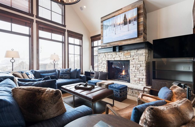 Book for Winter! Cottage with Ski-in/Ski-out Access, Hot Tub and Theatre Room!