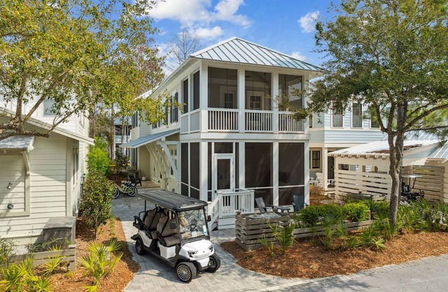 Book Today for Fall Stays! Low-Speed Vehicle! Quick access to Community Pool! Open Porch Space!