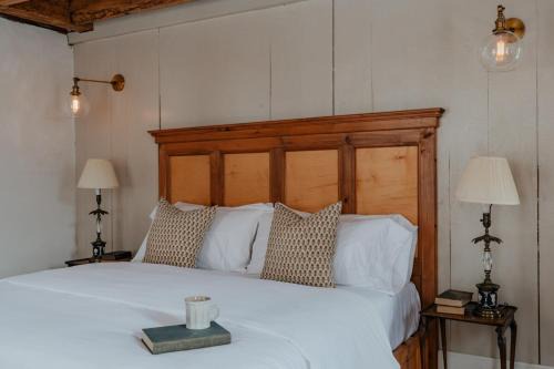Book Village Inn - Hemingway Room King Bed