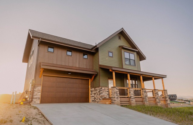 Book your summer trip! Hiking, biking, boating and shopping! Hot tub included!