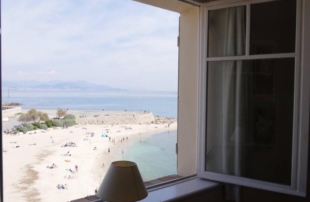BORD DE MER - AC, WIFI, chic, sea view, beach 2 minutes walk