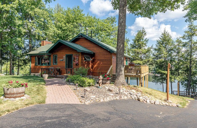 Bouchard Shores Resort on Lake Tomahawk - Hilltop Cabin