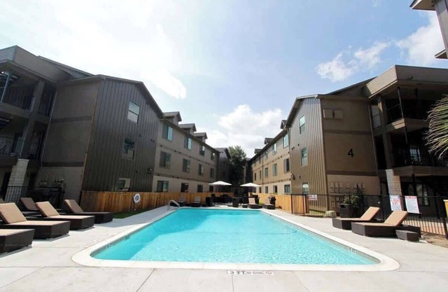 Boulevard Stays 8 mins to Downtown King Bed Pool, Parking Gym 04