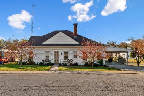 Bourbon Getaway! Hot Tub, Fire Pit, Distilleries