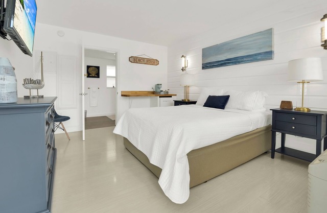 Boutique Hotel Queen room w/POOL, LOCATION! Walk to BEACH/Restaurants/Nightlife