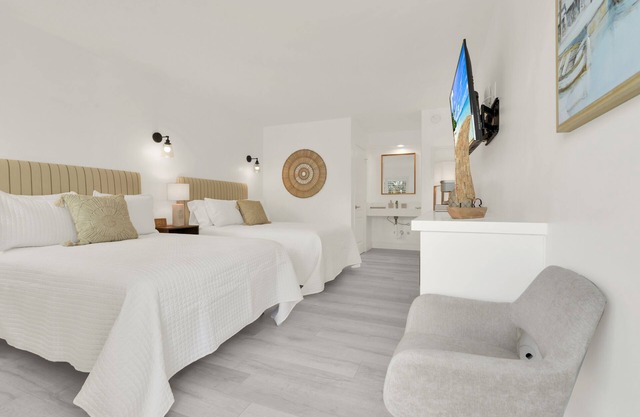 Boutique Hotel 2 double beds with POOL, LOCATION! 1 block to BEACH/Restaurants