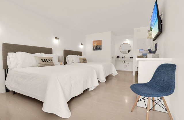 Boutique Hotel 2 double beds with POOL, LOCATION! 1 block to BEACH/Restaurants