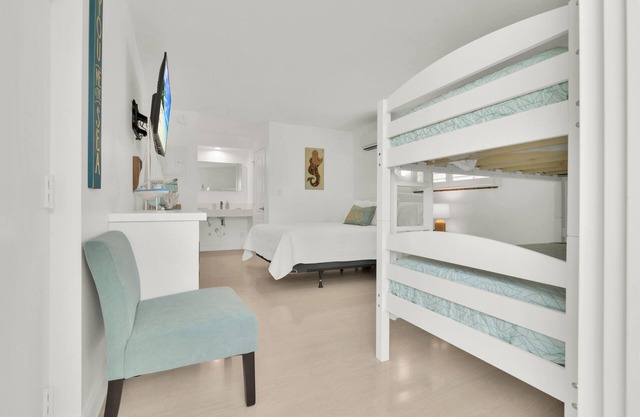Boutique Hotel Queen room w/Bunk bed. POOL, LOCATION! Walk to BEACH/Restaurants