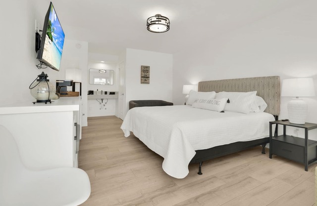Boutique Hotel King room w/POOL, LOCATION! Walk to BEACH/Restaurants/Nightlife
