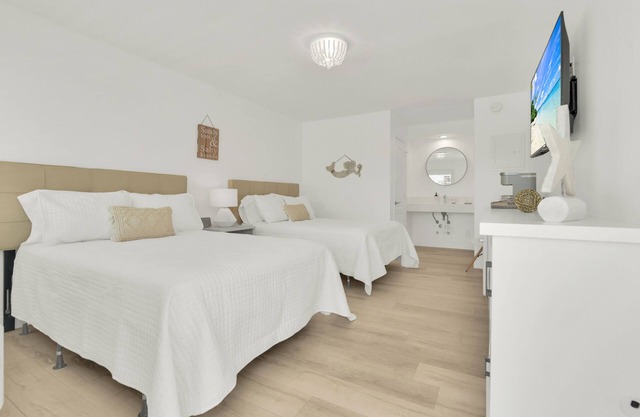 Boutique Hotel 2 double beds with POOL, LOCATION! 1 block to BEACH/Restaurants