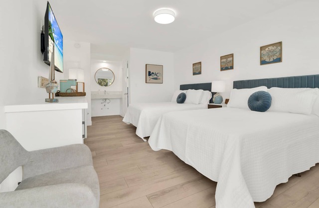 Boutique Hotel 2 double beds with POOL, LOCATION! 1 block to BEACH/Restaurants