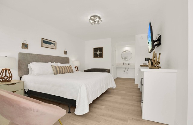 Boutique Hotel King room w/POOL, LOCATION! Walk to BEACH/Restaurants/Nightlife