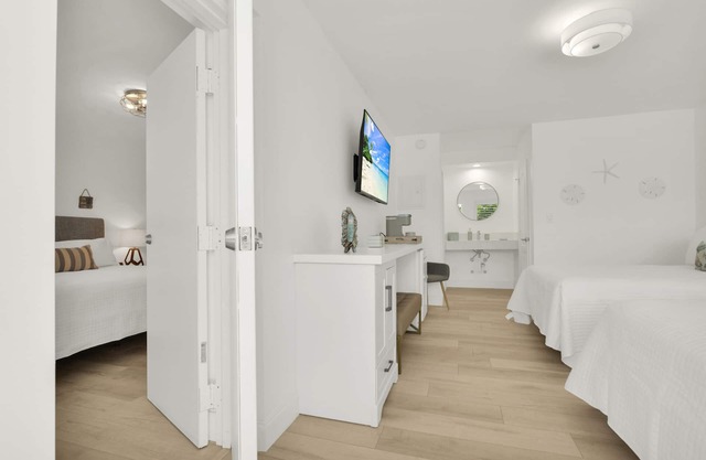 Boutique Hotel 2 double beds with POOL, LOCATION! 1 block to BEACH/Restaurants