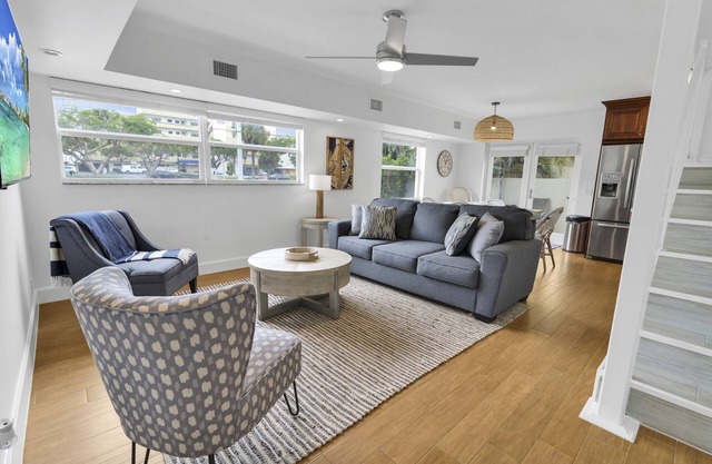 Boutique Hotel 2 bed/1 bath Townhome w/POOL, LOCATION! Walk to BEACH/Nightlife