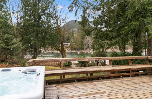 Bowman's Beach Cottage in Cascades with sandy riverfront & hot tub