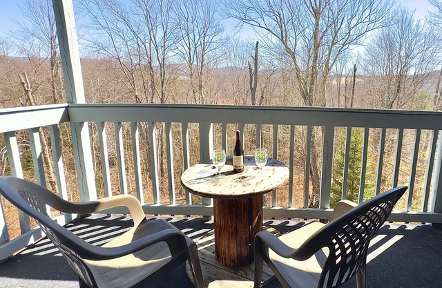 BR127- Recently Renovated! Charming and Affordable! A/C! Outdoor Pool!